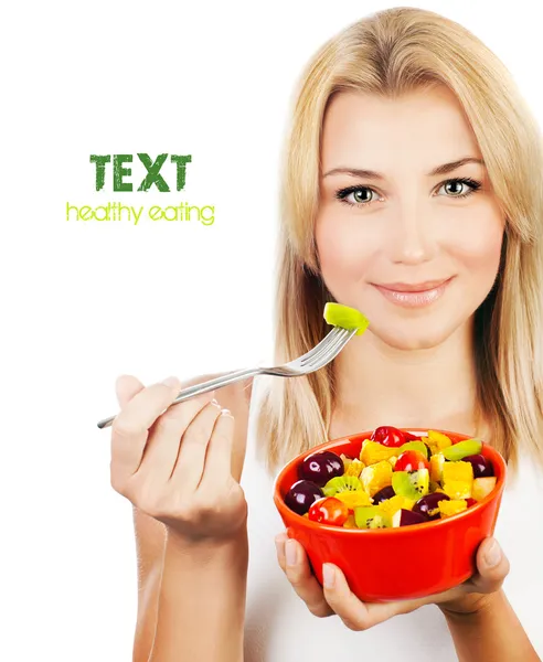 Linda chica comiendo ensalada de frutas —  Fotos de Stock
