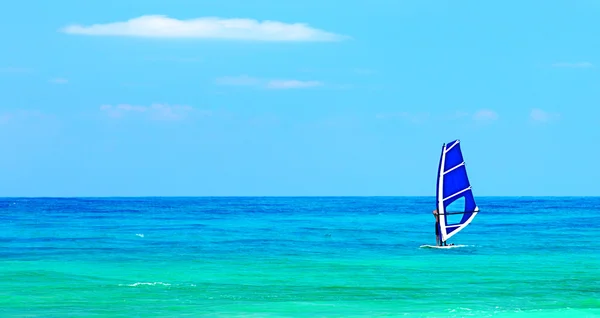 Panoramische Strandlandschaft mit Windsurfer spielen — Stockfoto