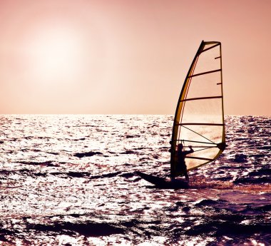 Deniz günbatımı üzerinde Windsurfer siluet