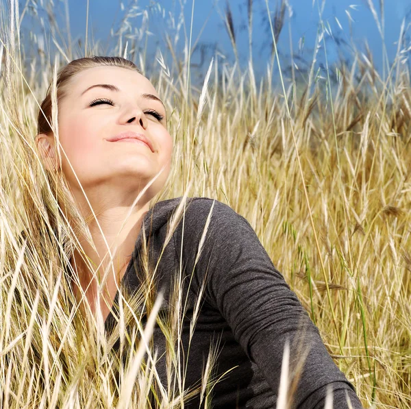 Frau genießt auf dem Weizenfeld — Stockfoto