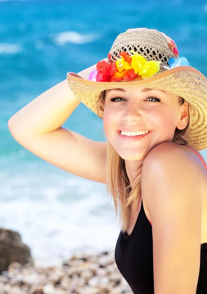 Χαμογελώντας Προσωπογραφία γυναίκας στην παραλία — Φωτογραφία Αρχείου