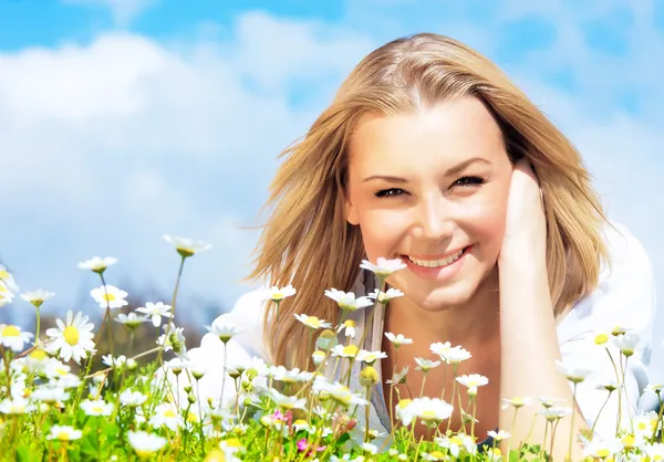 Chica feliz disfrutando de campo de flores margarita —  Fotos de Stock