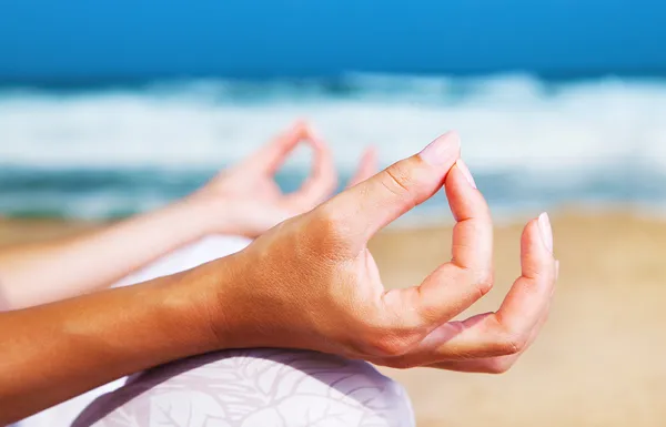 Meditazione yoga sulla spiaggia — Foto Stock
