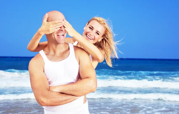 Casal feliz se divertindo na praia — Fotografia de Stock