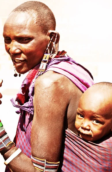 Afrikaanse tribal familie moeder en baby — Stockfoto