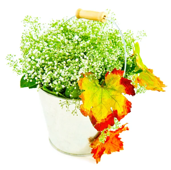 Hink med höstlöv & blommor — Stockfoto
