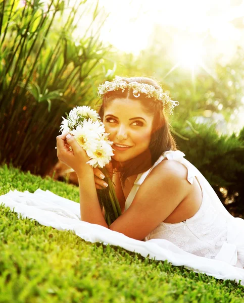 在草地上的幸福新娘 — 图库照片