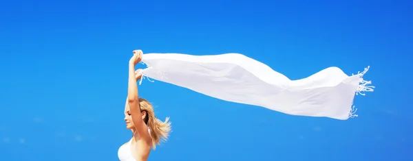 Feminino desfrutando do vento sobre o céu — Fotografia de Stock