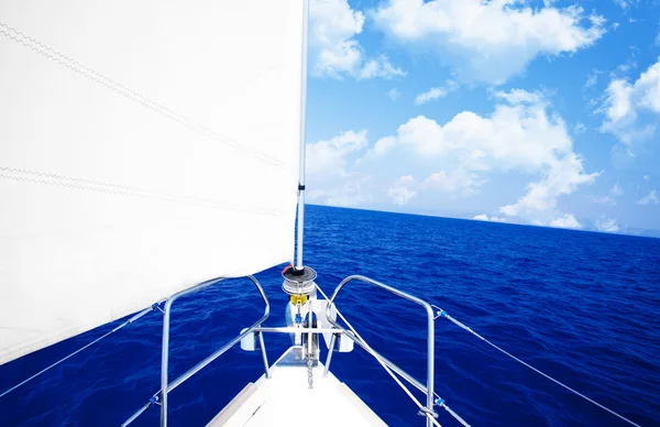 Witte zeilboot — Stockfoto