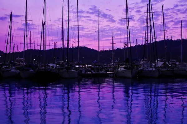 Port jachtowy nad fioletowy zachód słońca — Zdjęcie stockowe
