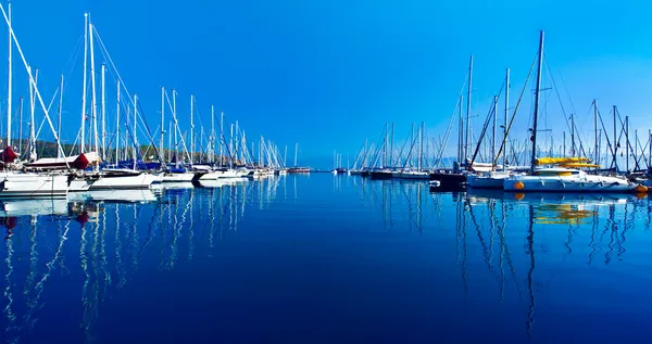 Yacht kikötő felett kék természet jelenet — Stock Fotó