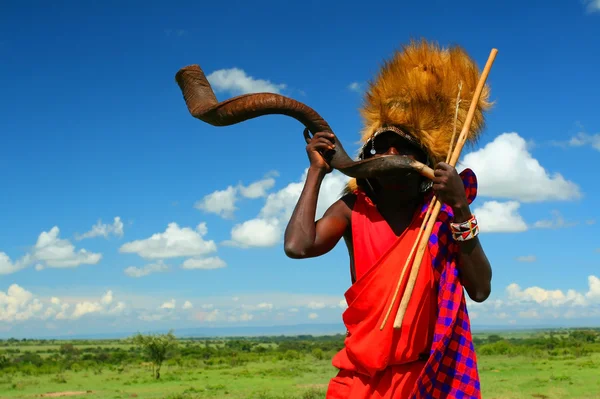 Wojownik masajski grać tradycyjne róg — Zdjęcie stockowe