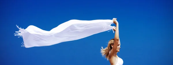 Ženy těší vítr přes oblohu — Stock fotografie