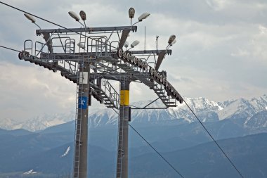 Teleferik istasyonu alanında kış sporları tatil köyü