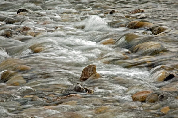 Fluxo fluvial sobre rochas — Fotografia de Stock