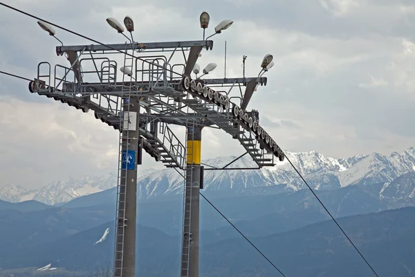 Estação de elevação de esqui na área de resort de esportes de inverno — Fotografia de Stock