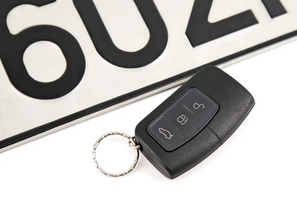 Автомобільний ключ з дистанційним керуванням та реєстраційний номер — стокове фото