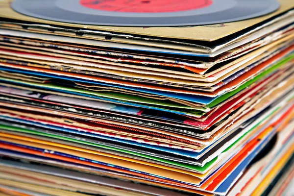 Antiguo montón de discos de vinilo Fotos de stock
