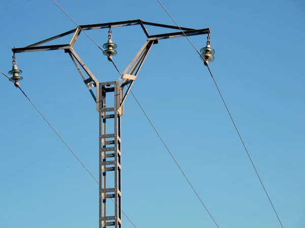 Turnul de cabluri de înaltă tensiune cu cerul în fundal — Fotografie, imagine de stoc