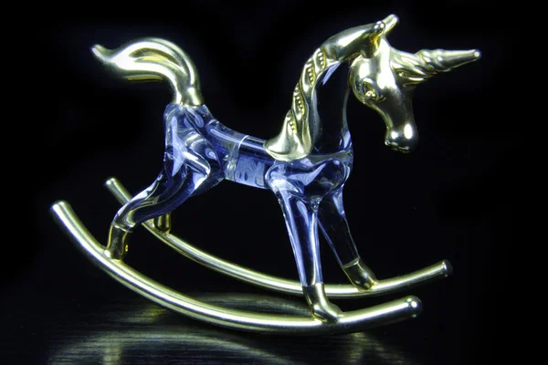 Elegante unicorno di cristallo dal tono blu e prego con un blac — Foto Stock