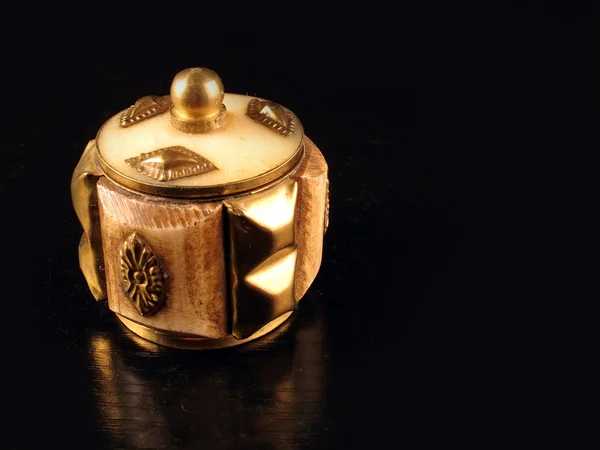 Starověký box hlídat malé věci v bronzu a marfll — Stock fotografie