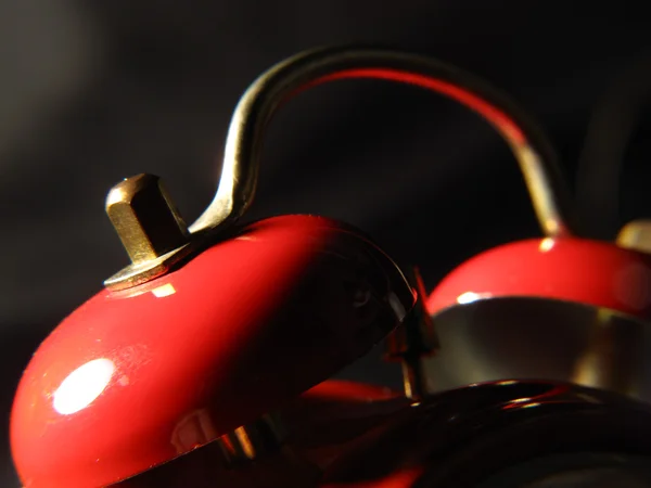 Zvony bývalého hodiny budík v červené barvě a černými botto — Stock fotografie