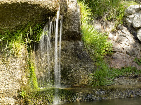 Wasserfall mit Vegetation an den Seiten — Stockfoto