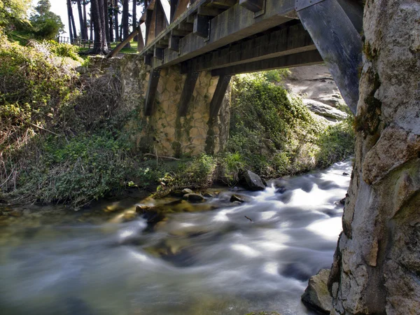 Bir nehir üzerinde eski ahşap köprü — Stok fotoğraf