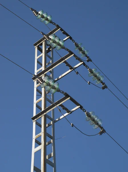 高压电缆与背景中的天空之塔 — 图库照片