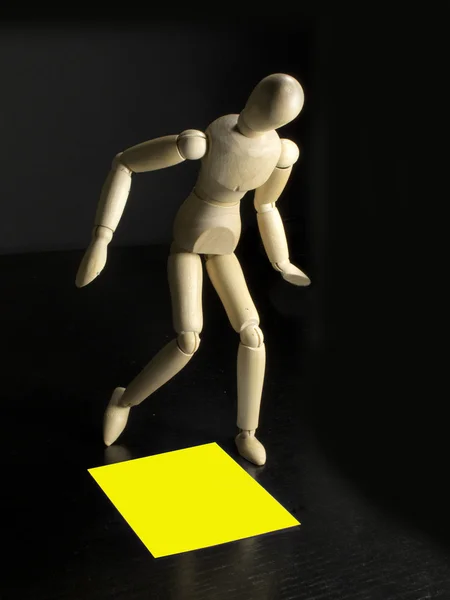 Humanoide mit einem gelben Schild auf dem Boden an seinen Füßen — Stockfoto