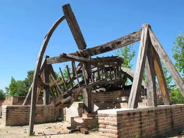 Старая деревянная ветряная мельница будет черпать воду — стоковое фото
