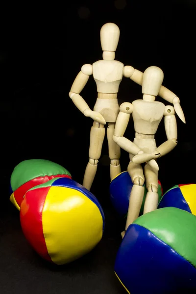 明るい色のボールをジャグリングを抱き締めるヒューマノイドのカップル — ストック写真