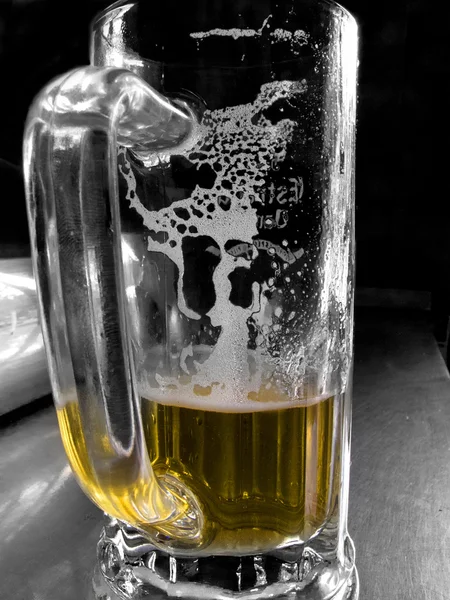 Yarısı boş bardak bira — Stok fotoğraf