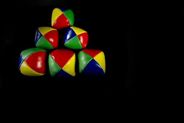 Piramide giocoleria palle su uno sfondo nero — Foto Stock
