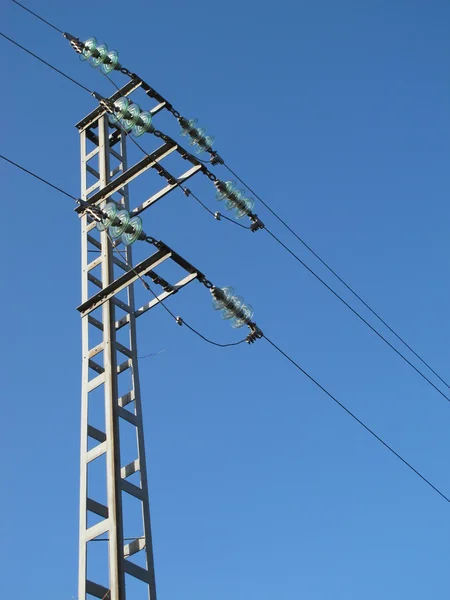 Cavi elettrici torre sopra cielo blu — Foto Stock