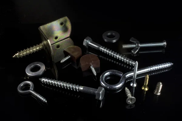 Verschillende stukken van hardware met schroeven en onderlegplaatjes — Stockfoto