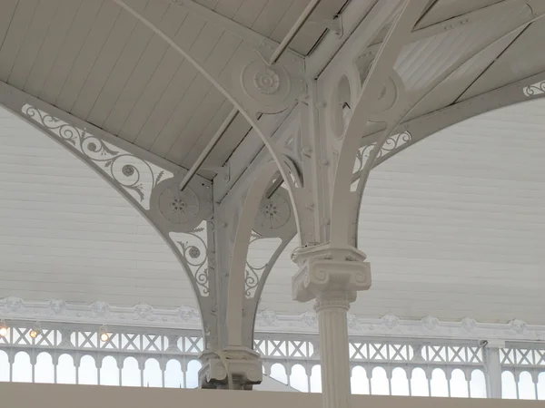 Архітектурні деталі колон і білого металевого даху — стокове фото