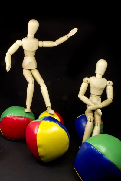 鮮やかな色のボールで遊んでヒューマノイドのカップル — ストック写真
