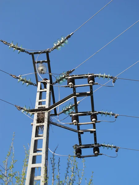 Pylon energii elektrycznej z podwójny hak się błękitne niebo — Zdjęcie stockowe
