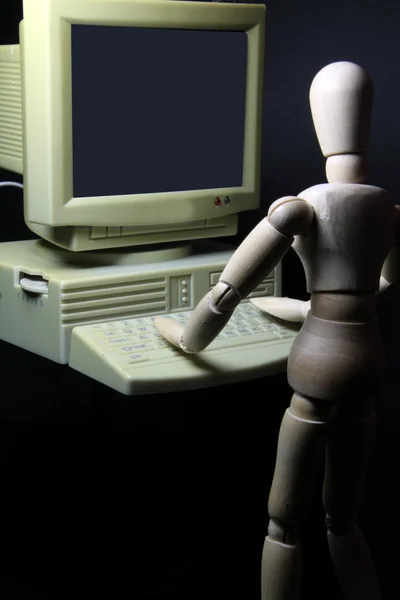 Ανθρωποειδές που εργάζονται σε ένα παλιό υπολογιστή — Φωτογραφία Αρχείου