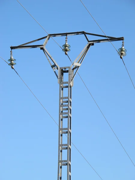 Toren van hoogspanning macht met drie kabels — Stockfoto