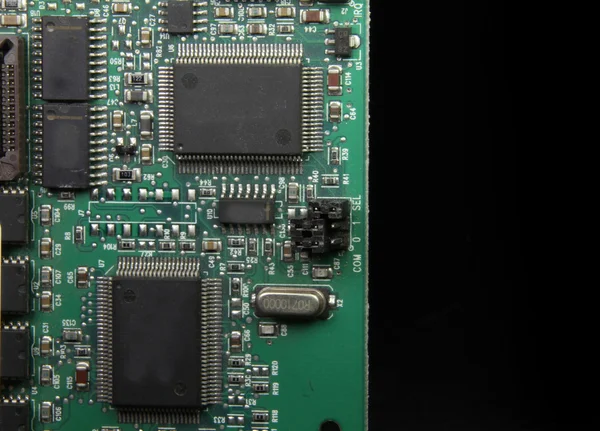 Elektroniska kretskort och löda komponenter med chips — Stockfoto