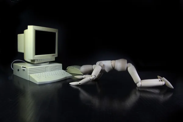 Worshiping an ancient humanoid computer on black background — Stock Photo, Image