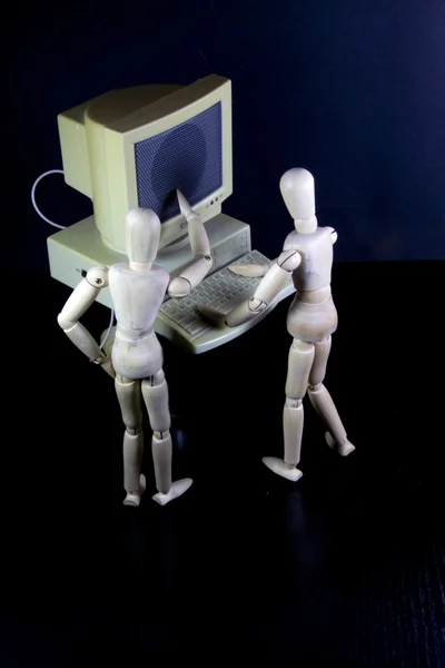 Юмористы работают в командах на старом компьютере — стоковое фото