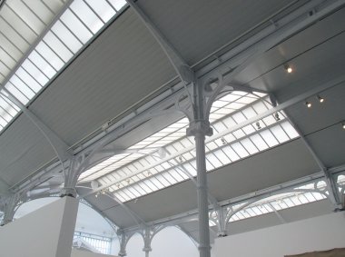 sütunlar ve beyaz metal çatı Mimari Detaylar