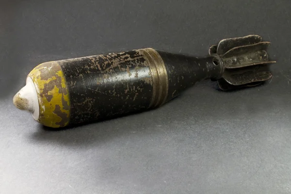 Bomba de argamassa preta e amarela muito antiga e enferrujada — Fotografia de Stock