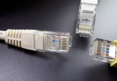 Makro siyah arka plan üzerine birkaç rj45 ağ konektörü