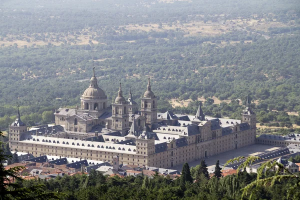 Bonita vista del Palacio de Sal Lorenzo del Escorial en Madrid S — Foto de Stock