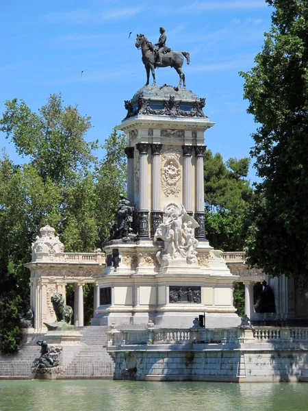 Estátua equestre do Rei Afonso XII Retiro Madrid Espanha — Fotografia de Stock