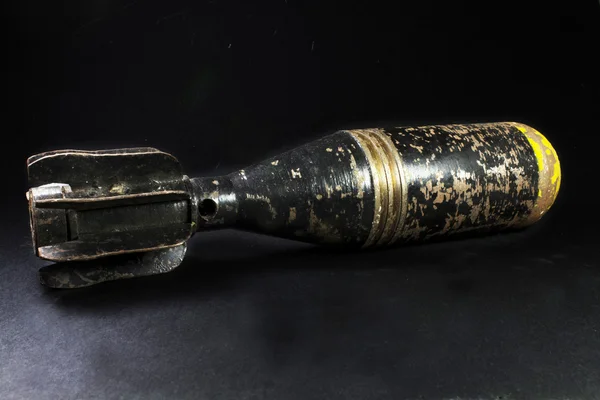 Mortel bomb zwarte en gele zeer oud en roestig — Stockfoto
